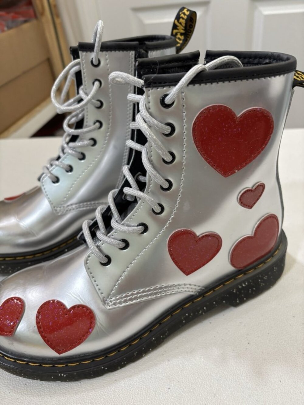 Dr Martens 1460 Junior Boots In Metallic Silver Patent Finish Red Hearts Size 6W - Picture 2 of 14